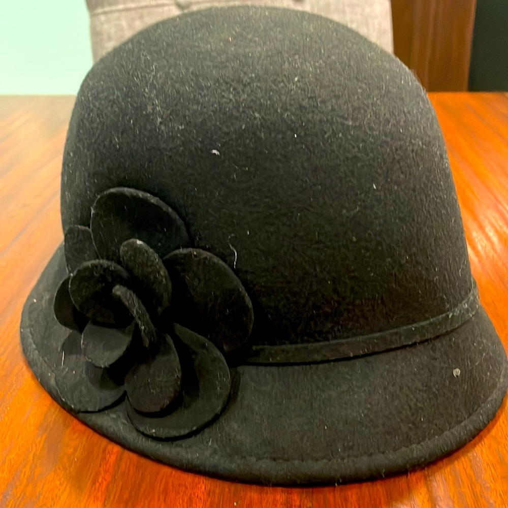 Women’s 100 percent wool cloche hat